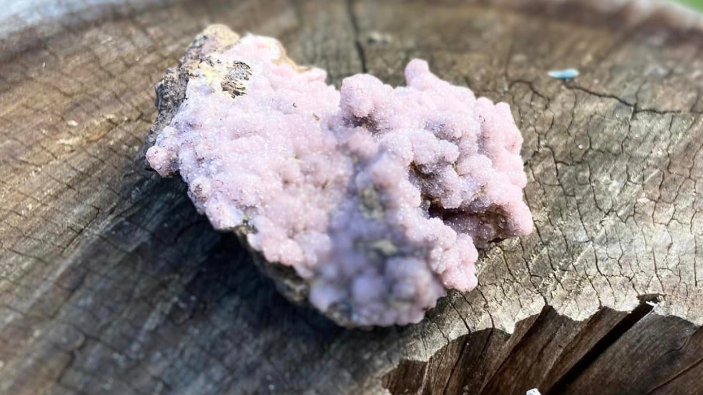 Rhodochrisite Cluster on Matrix