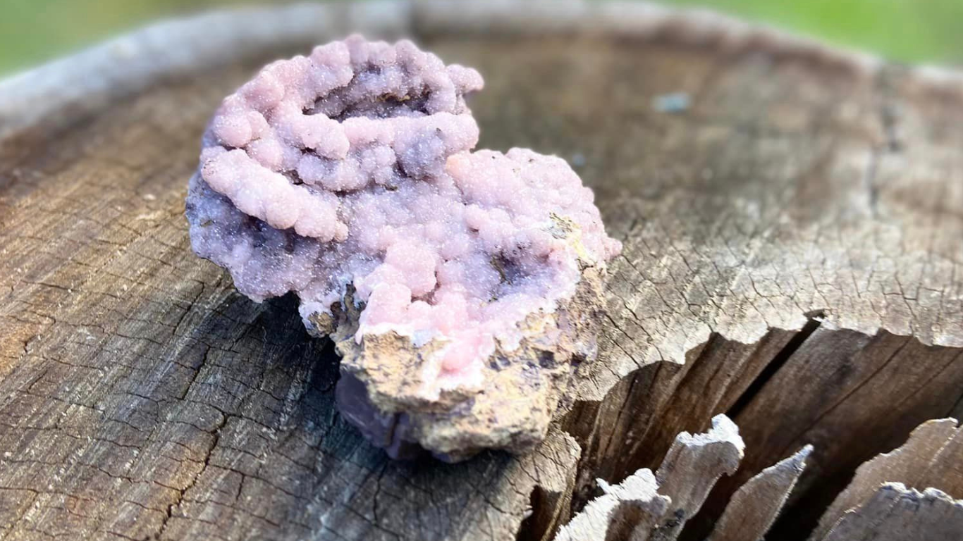 Rhodochrisite Cluster on Matrix